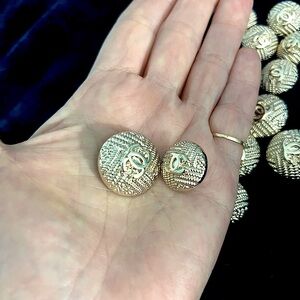 Cc style set of 8+6 = 14 textured 24 and 19 mm buttons great for jackets/Coat